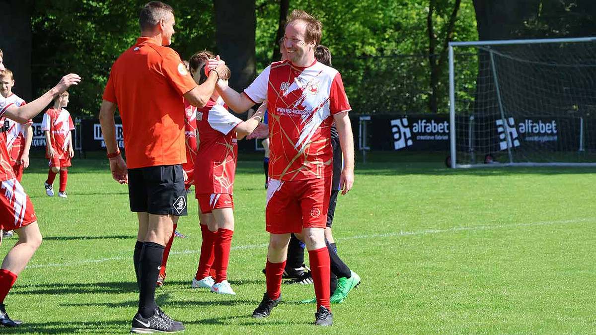 Fifa Referee Eric Braamhaar und Spieler lachen gemeinsam nach dem Abpfiff